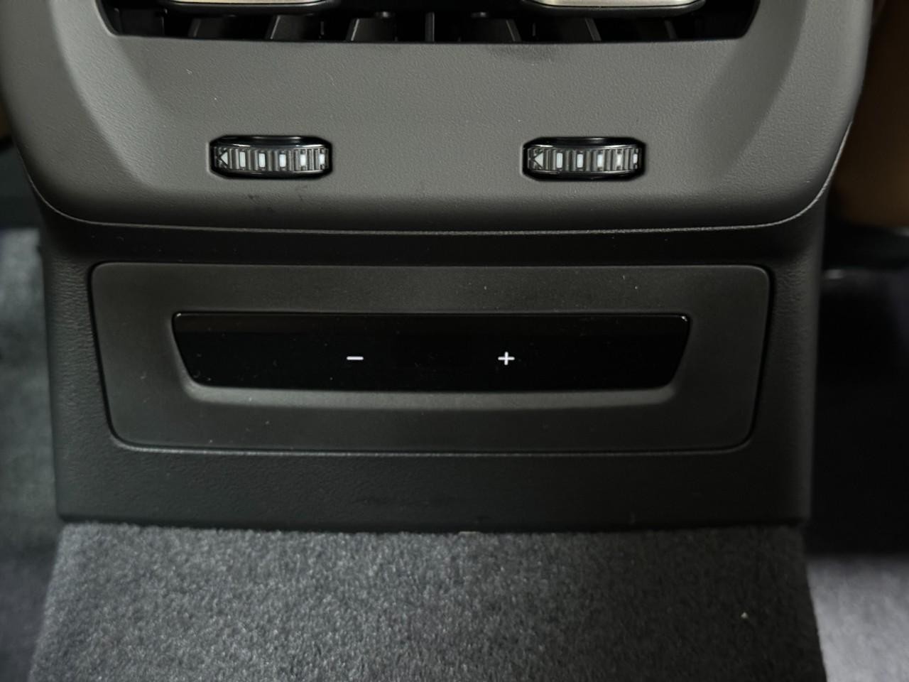 Audi A5 Vehicle Full-screen Gallery Image 11