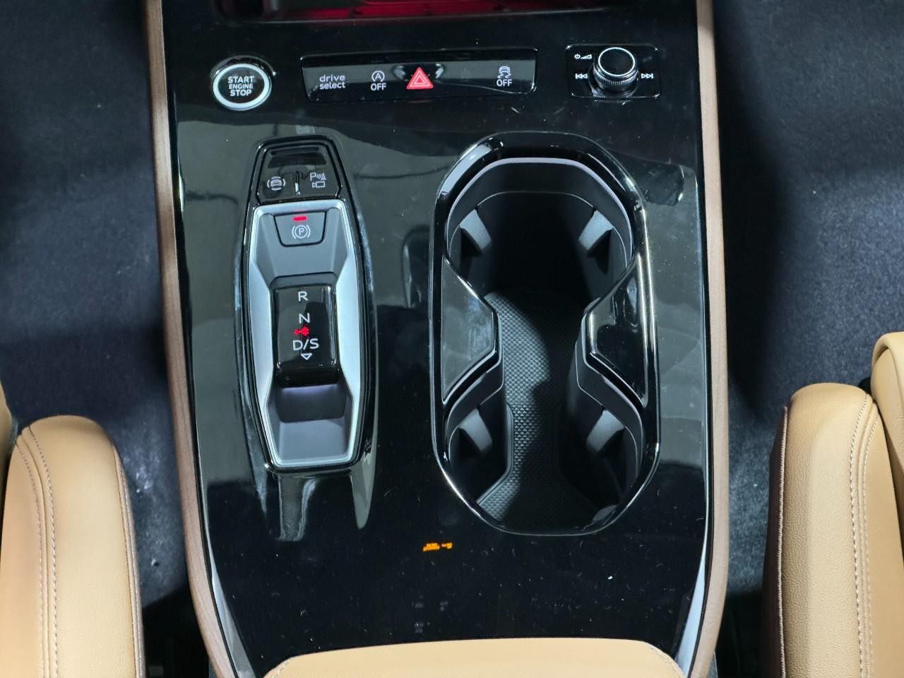 Audi A5 Vehicle Full-screen Gallery Image 16