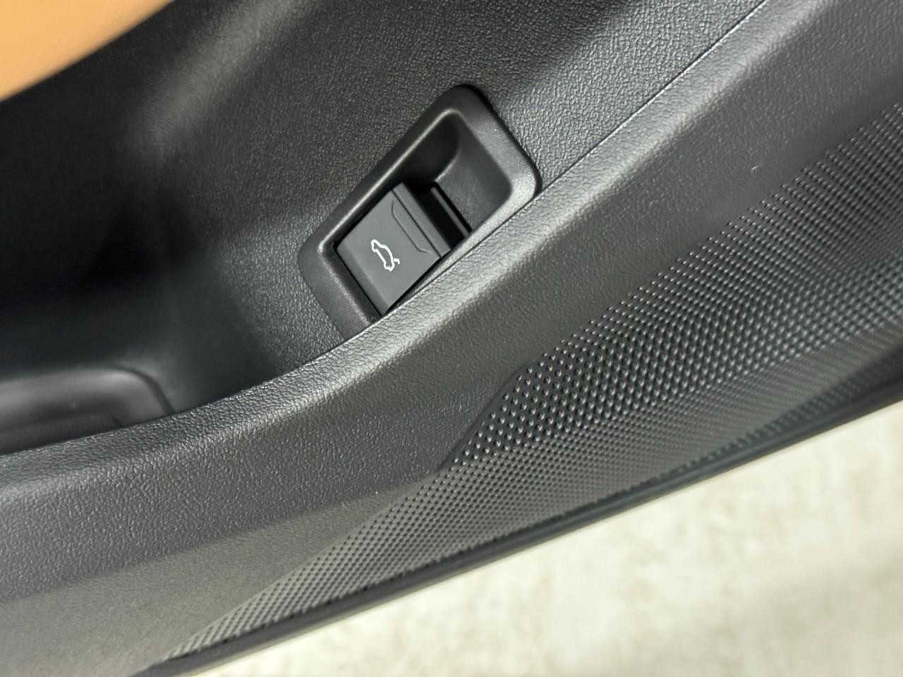 Audi A5 Vehicle Full-screen Gallery Image 24