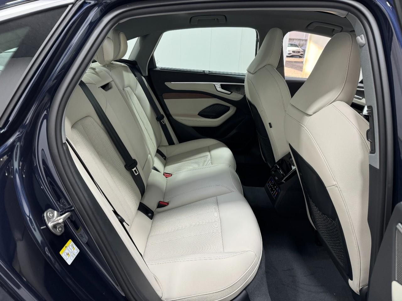 Audi A6 Sedan Vehicle Full-screen Gallery Image 10