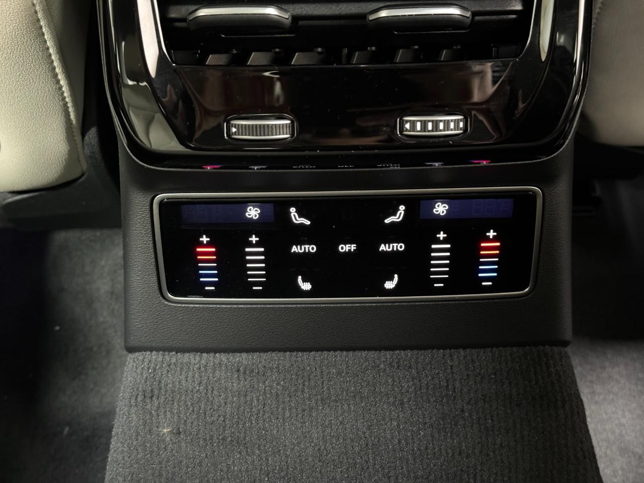 Audi A6 Sedan Vehicle Full-screen Gallery Image 11