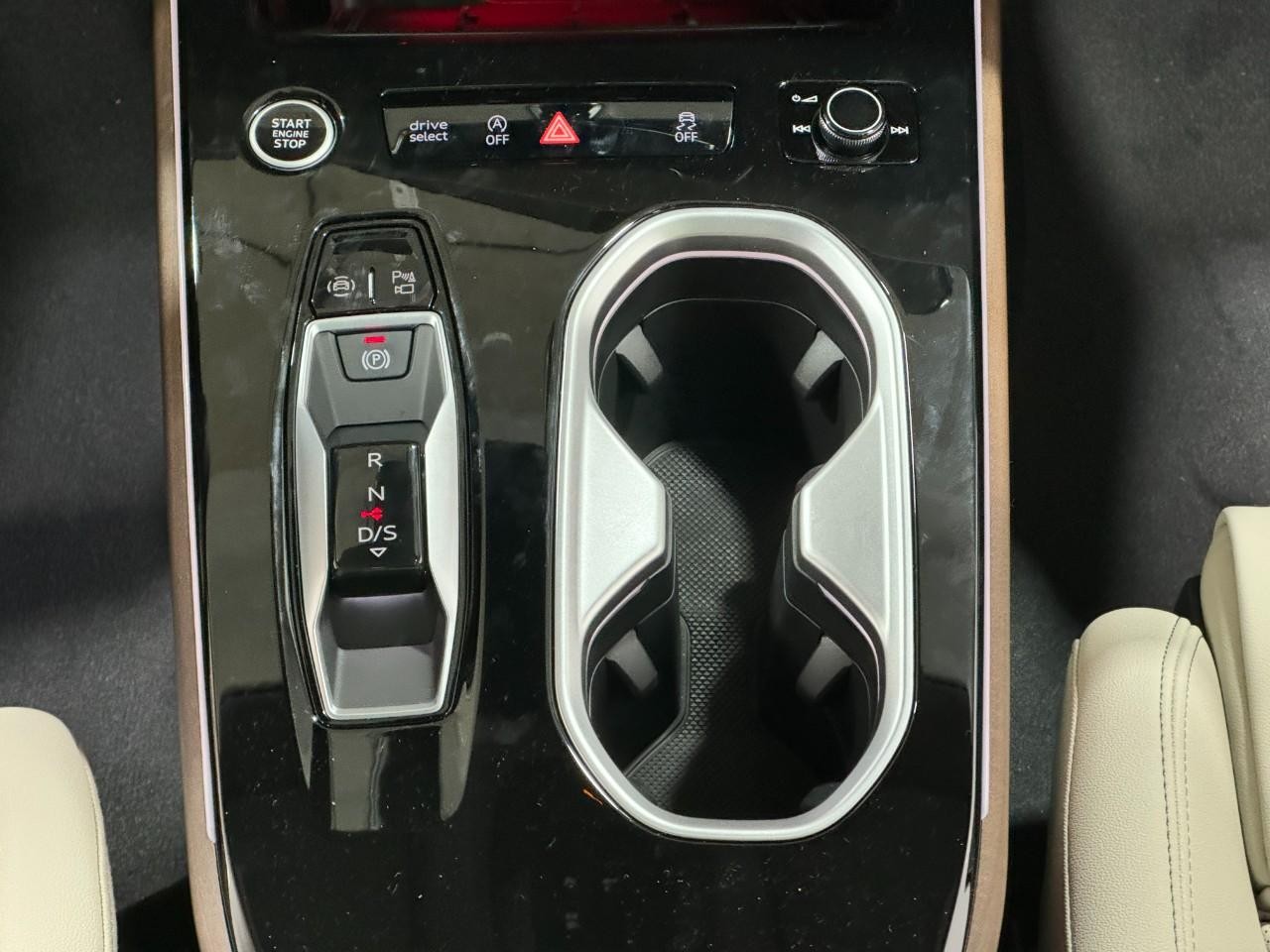 Audi A6 Sedan Vehicle Full-screen Gallery Image 16