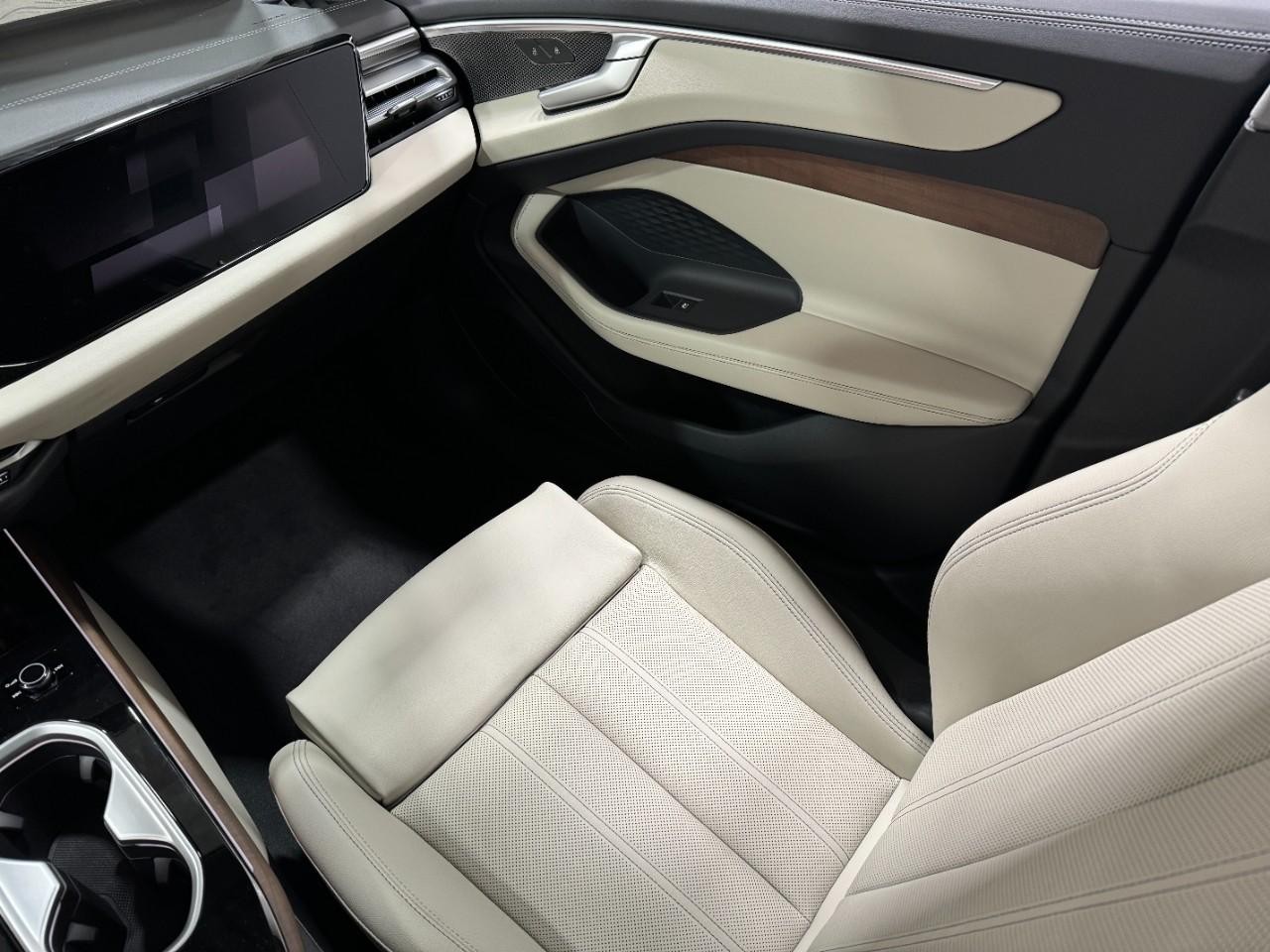 Audi A6 Sedan Vehicle Full-screen Gallery Image 17