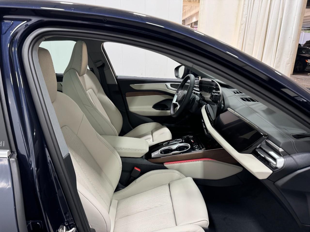 Audi A6 Sedan Vehicle Full-screen Gallery Image 18