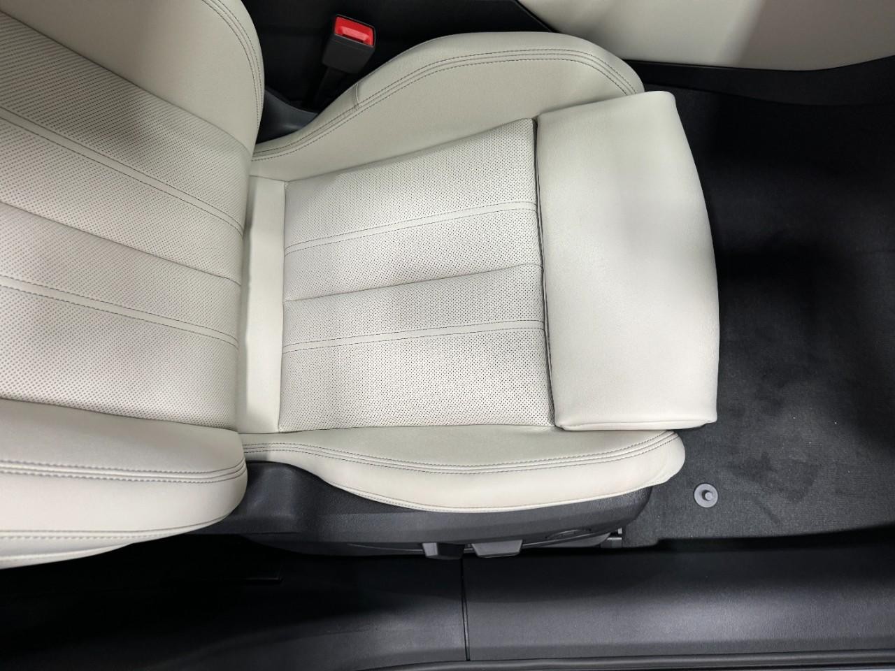 Audi A6 Sedan Vehicle Full-screen Gallery Image 19