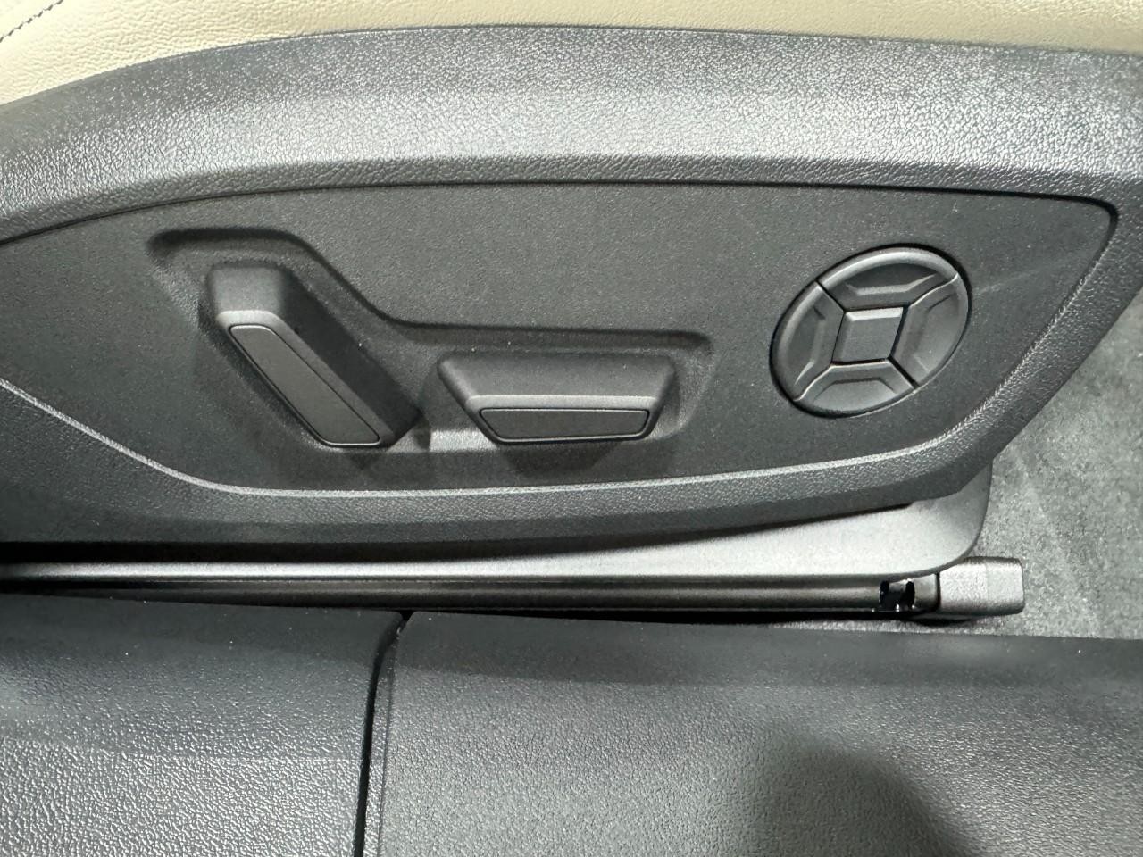 Audi A6 Sedan Vehicle Full-screen Gallery Image 20