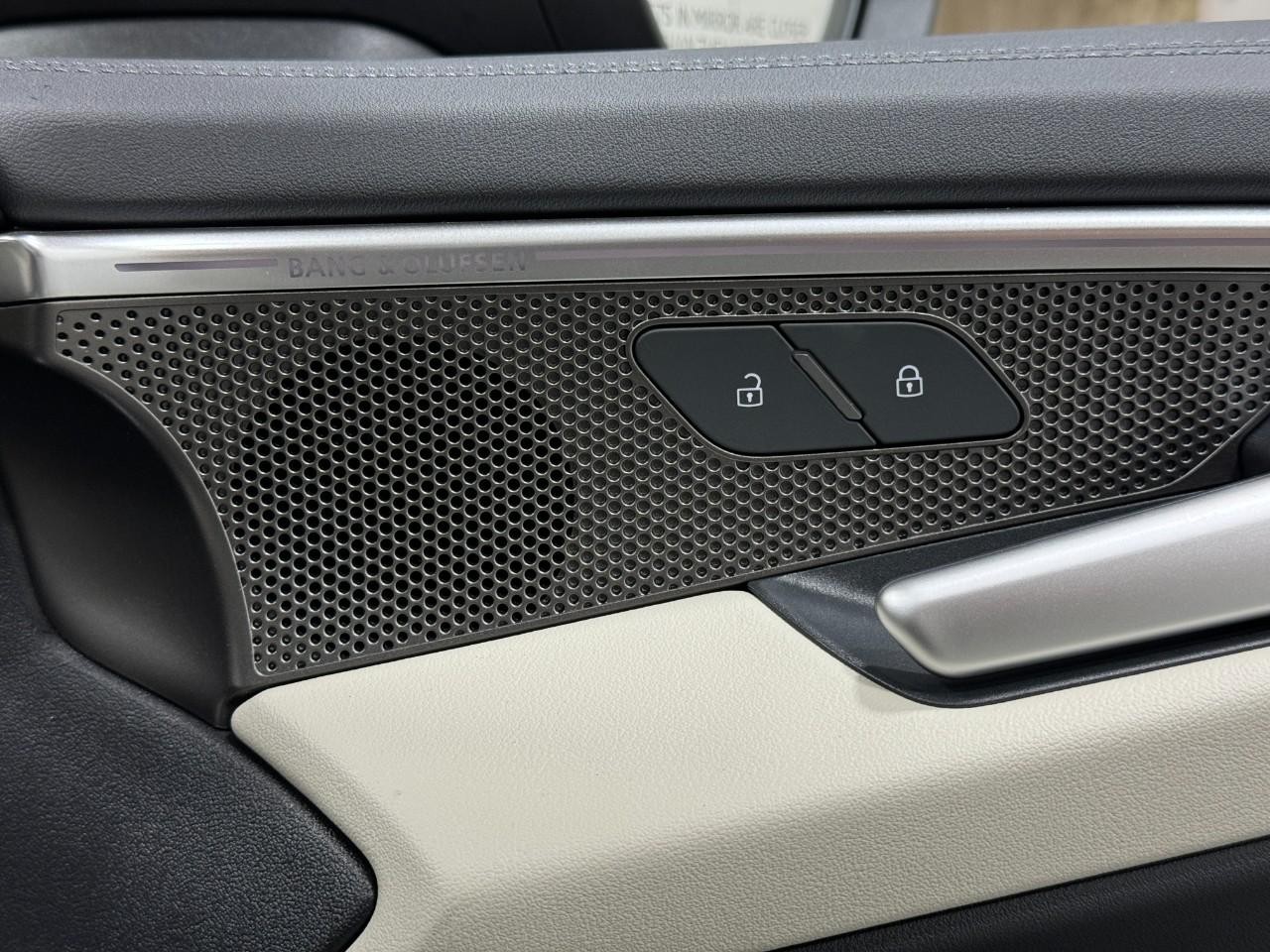 Audi A6 Sedan Vehicle Full-screen Gallery Image 21