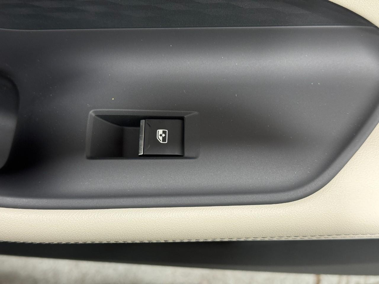 Audi A6 Sedan Vehicle Full-screen Gallery Image 22