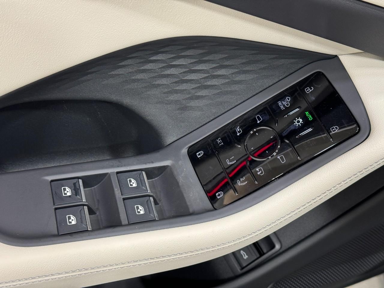 Audi A6 Sedan Vehicle Full-screen Gallery Image 23