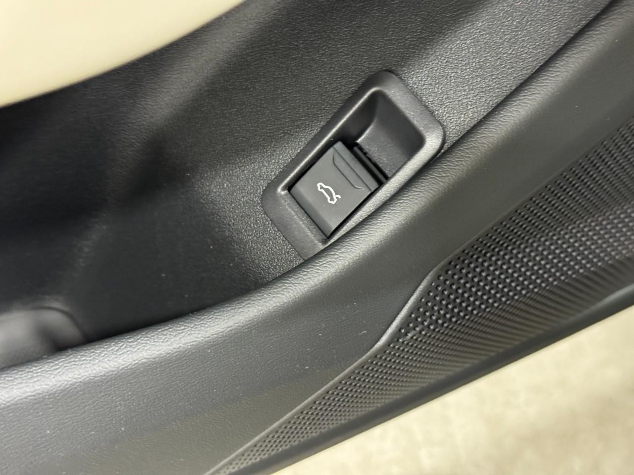 Audi A6 Sedan Vehicle Full-screen Gallery Image 24