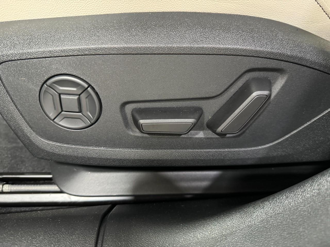 Audi A6 Sedan Vehicle Full-screen Gallery Image 27