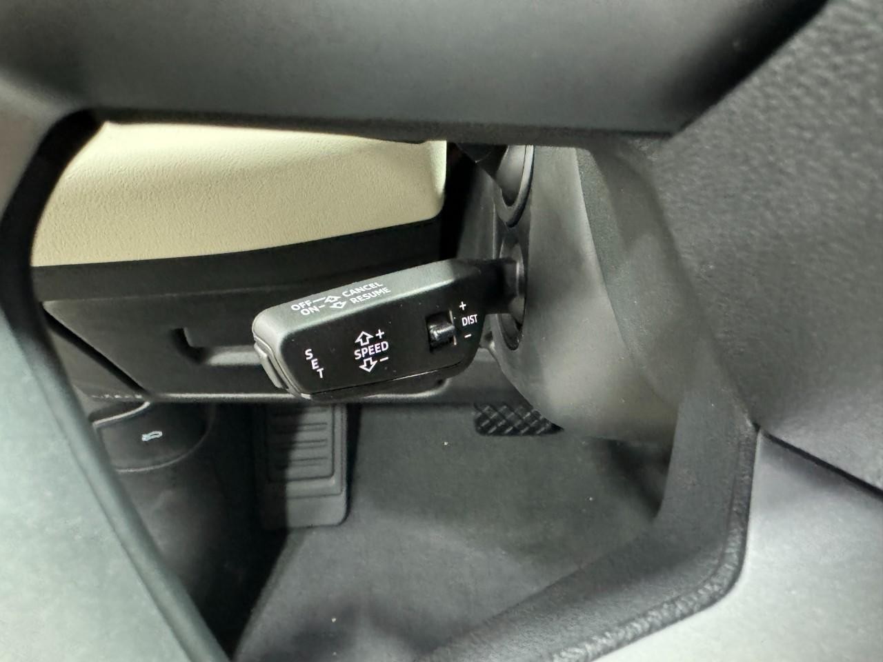 Audi A6 Sedan Vehicle Full-screen Gallery Image 28