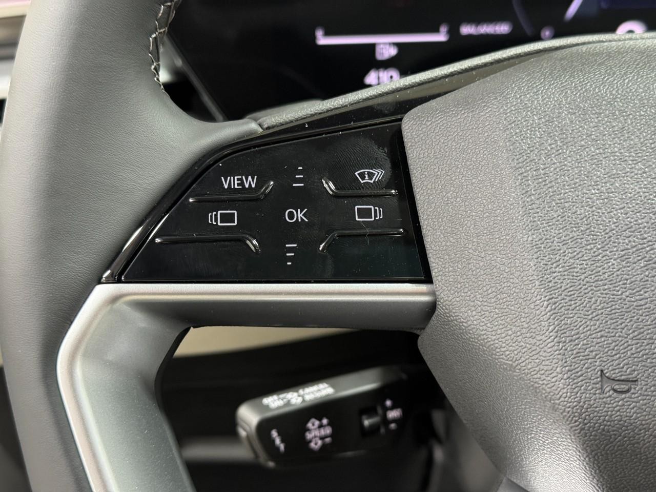 Audi A6 Sedan Vehicle Full-screen Gallery Image 29