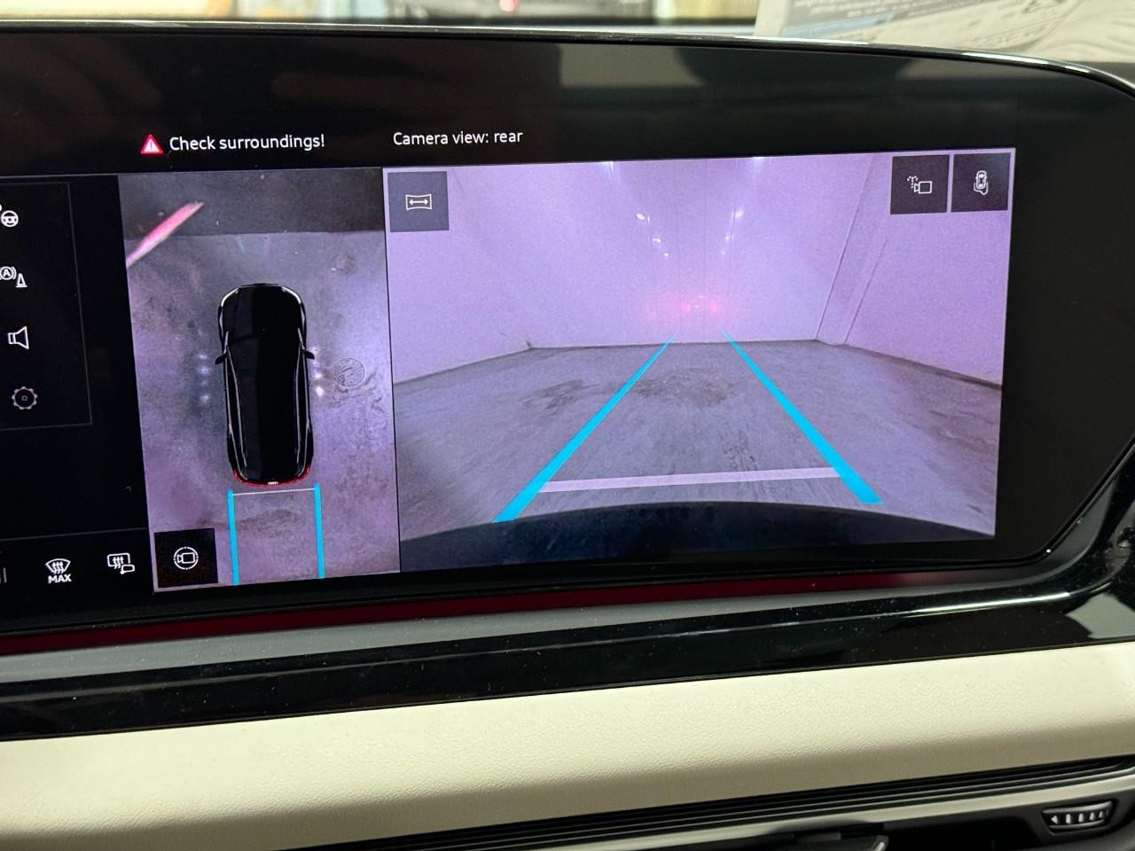 Audi A6 Sedan Vehicle Full-screen Gallery Image 32