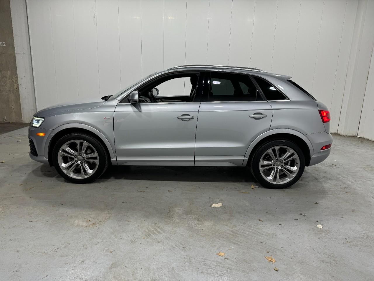 Audi Q3 Vehicle Full-screen Gallery Image 2