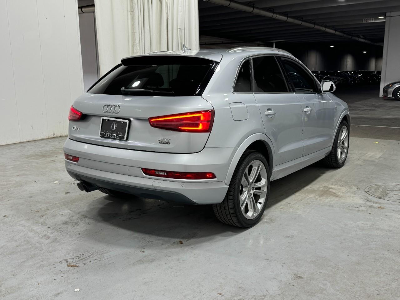 Audi Q3 Vehicle Full-screen Gallery Image 4