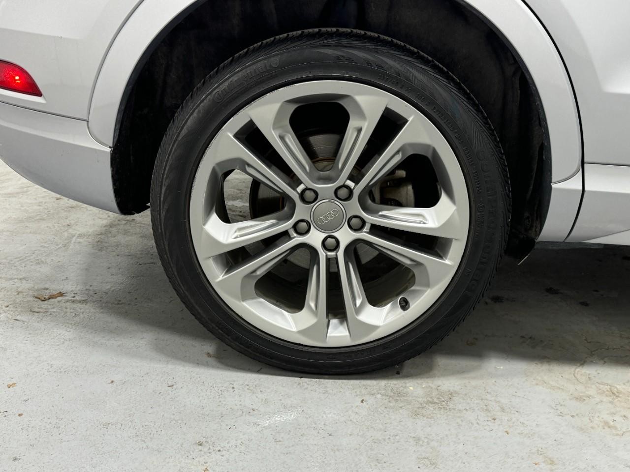 Audi Q3 Vehicle Full-screen Gallery Image 5