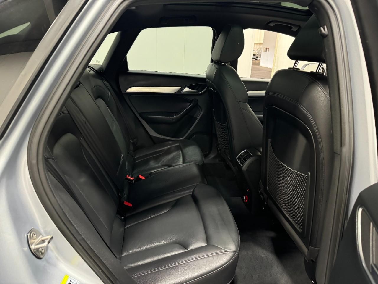 Audi Q3 Vehicle Full-screen Gallery Image 10