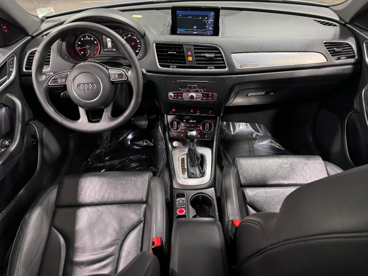 Audi Q3 Vehicle Full-screen Gallery Image 12