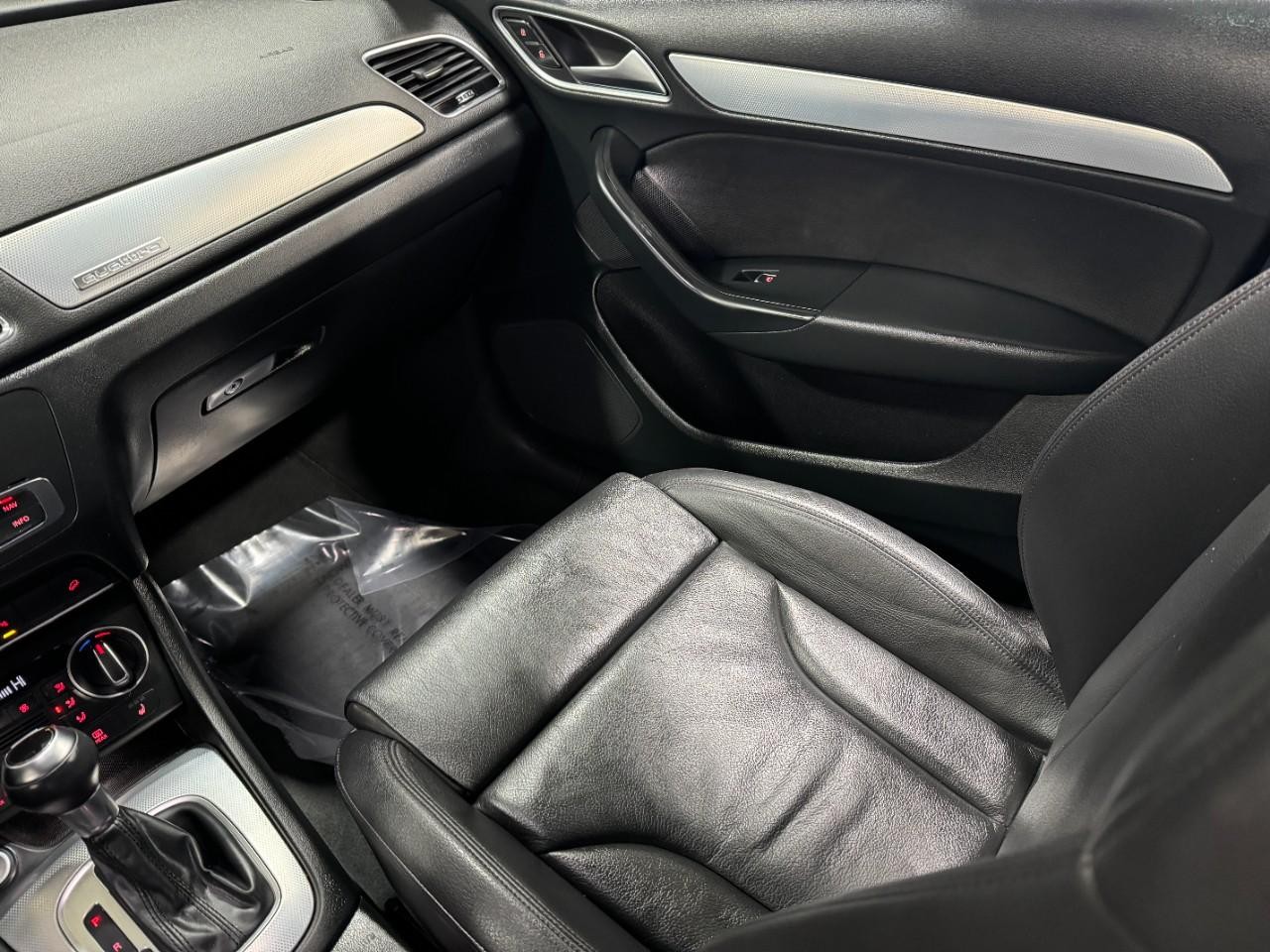 Audi Q3 Vehicle Full-screen Gallery Image 17