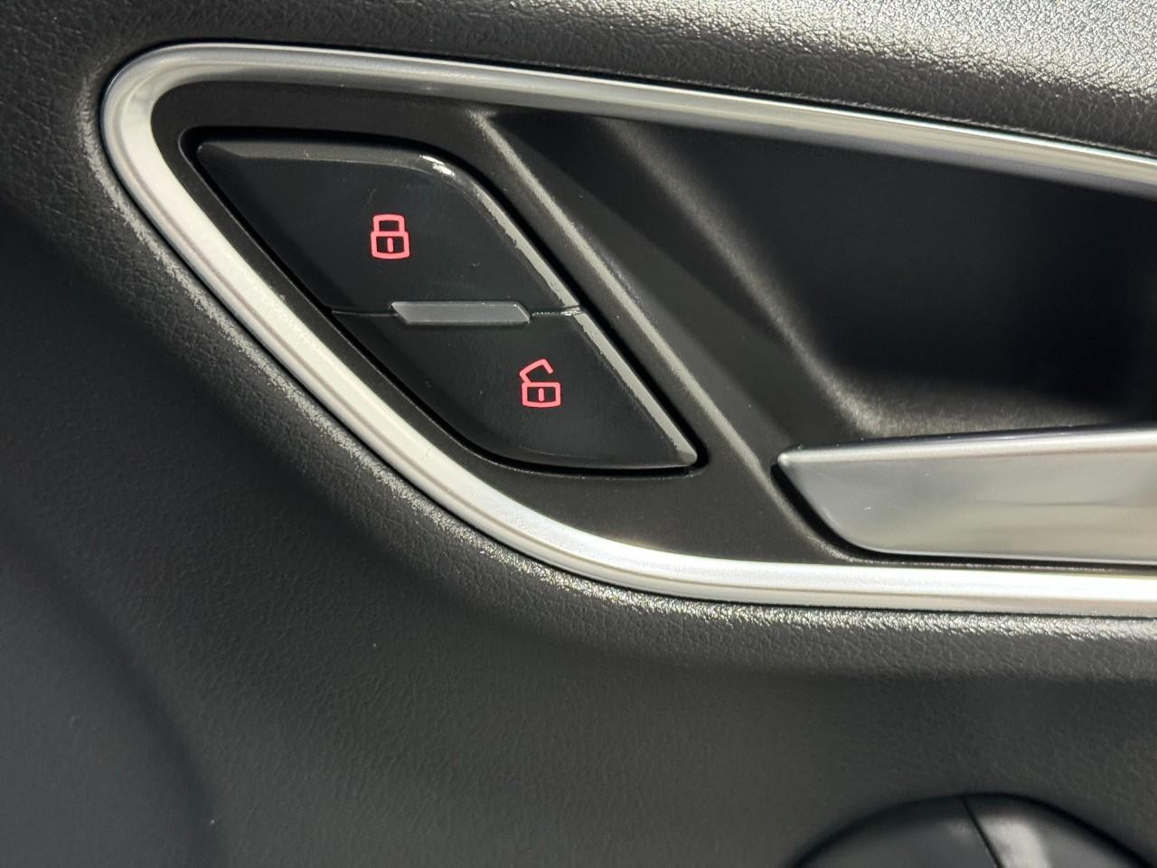 Audi Q3 Vehicle Full-screen Gallery Image 21