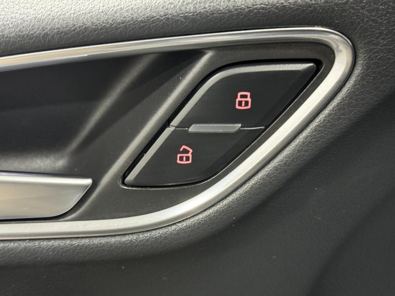 Audi Q3 Vehicle Full-screen Gallery Image 23