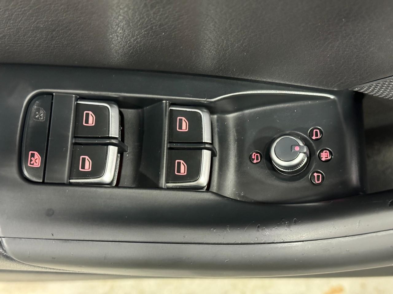 Audi Q3 Vehicle Full-screen Gallery Image 24