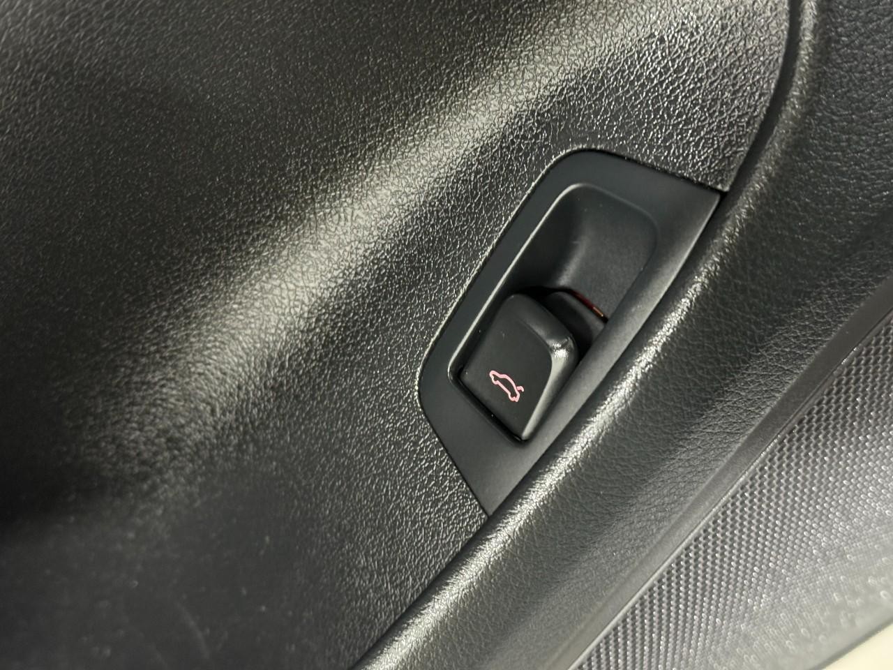 Audi Q3 Vehicle Full-screen Gallery Image 25