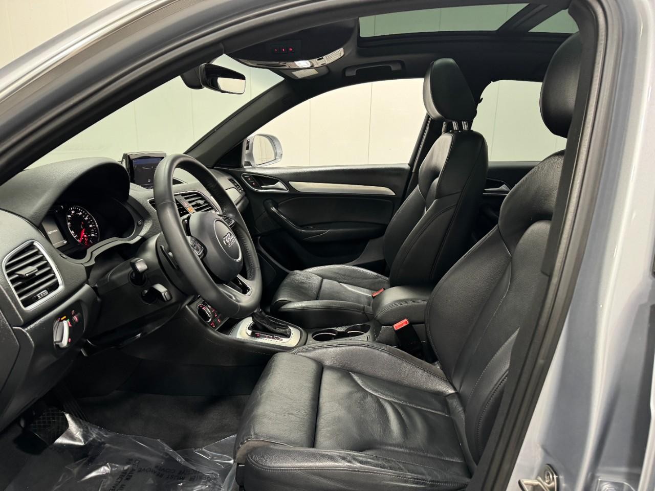 Audi Q3 Vehicle Full-screen Gallery Image 26