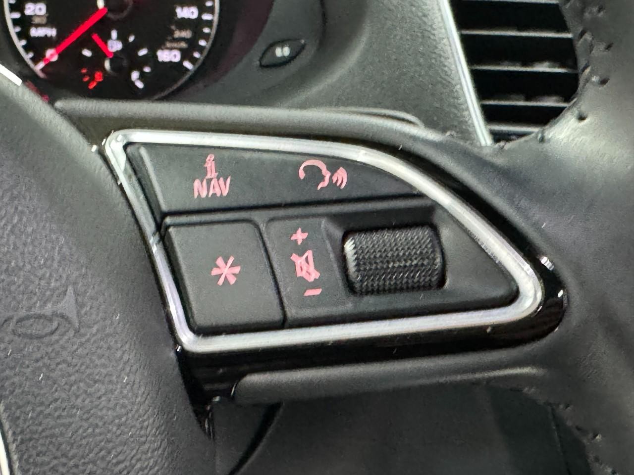 Audi Q3 Vehicle Full-screen Gallery Image 32