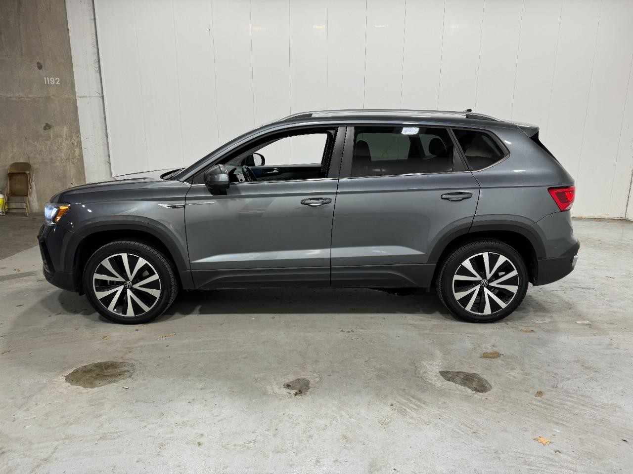 Volkswagen Taos Vehicle Full-screen Gallery Image 2