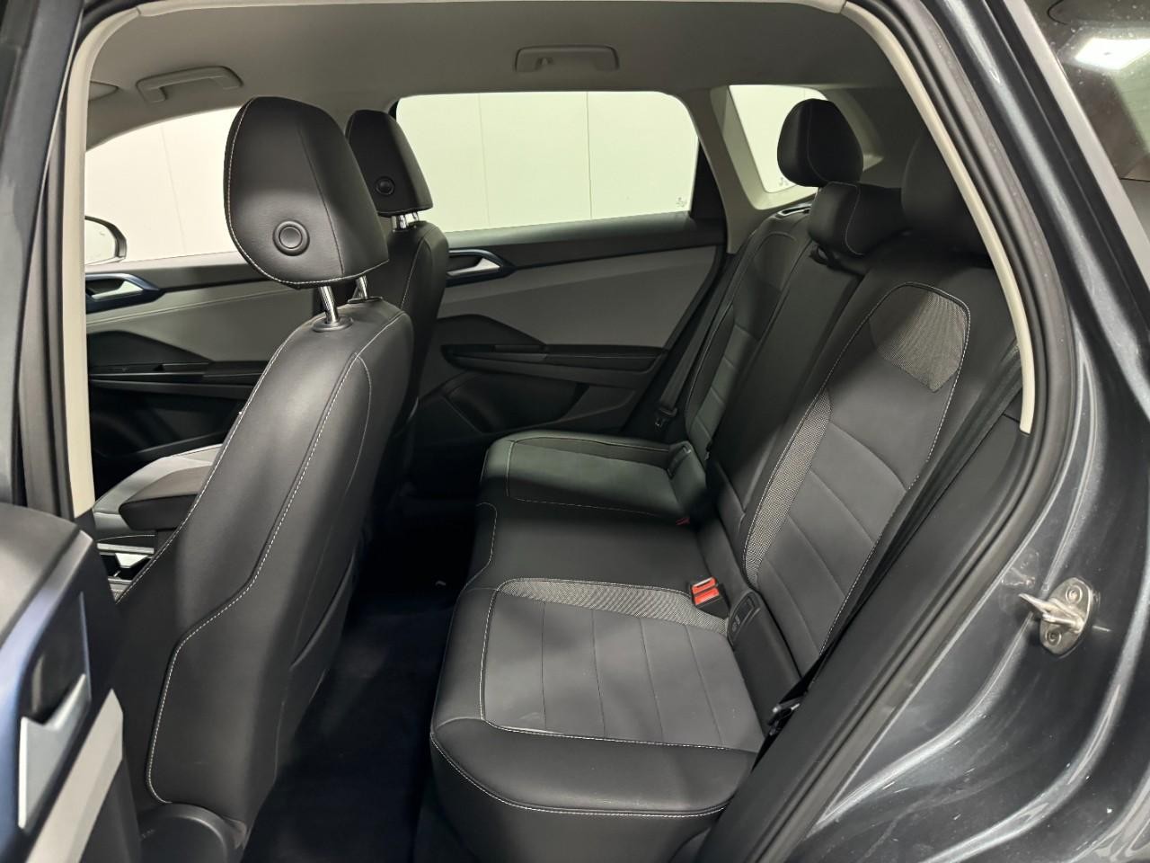 Volkswagen Taos Vehicle Full-screen Gallery Image 8