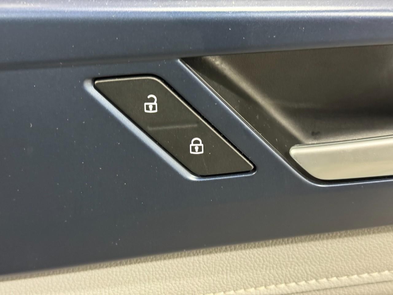 Volkswagen Taos Vehicle Full-screen Gallery Image 20