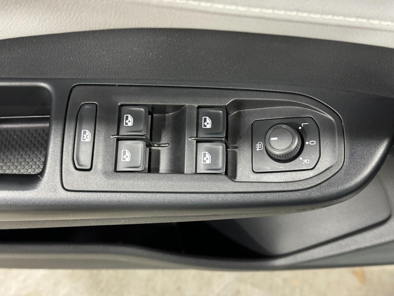 Volkswagen Taos Vehicle Full-screen Gallery Image 23