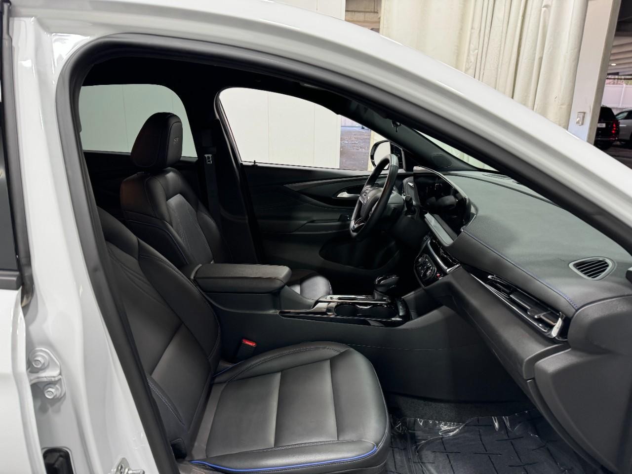 Buick Envista Vehicle Full-screen Gallery Image 17