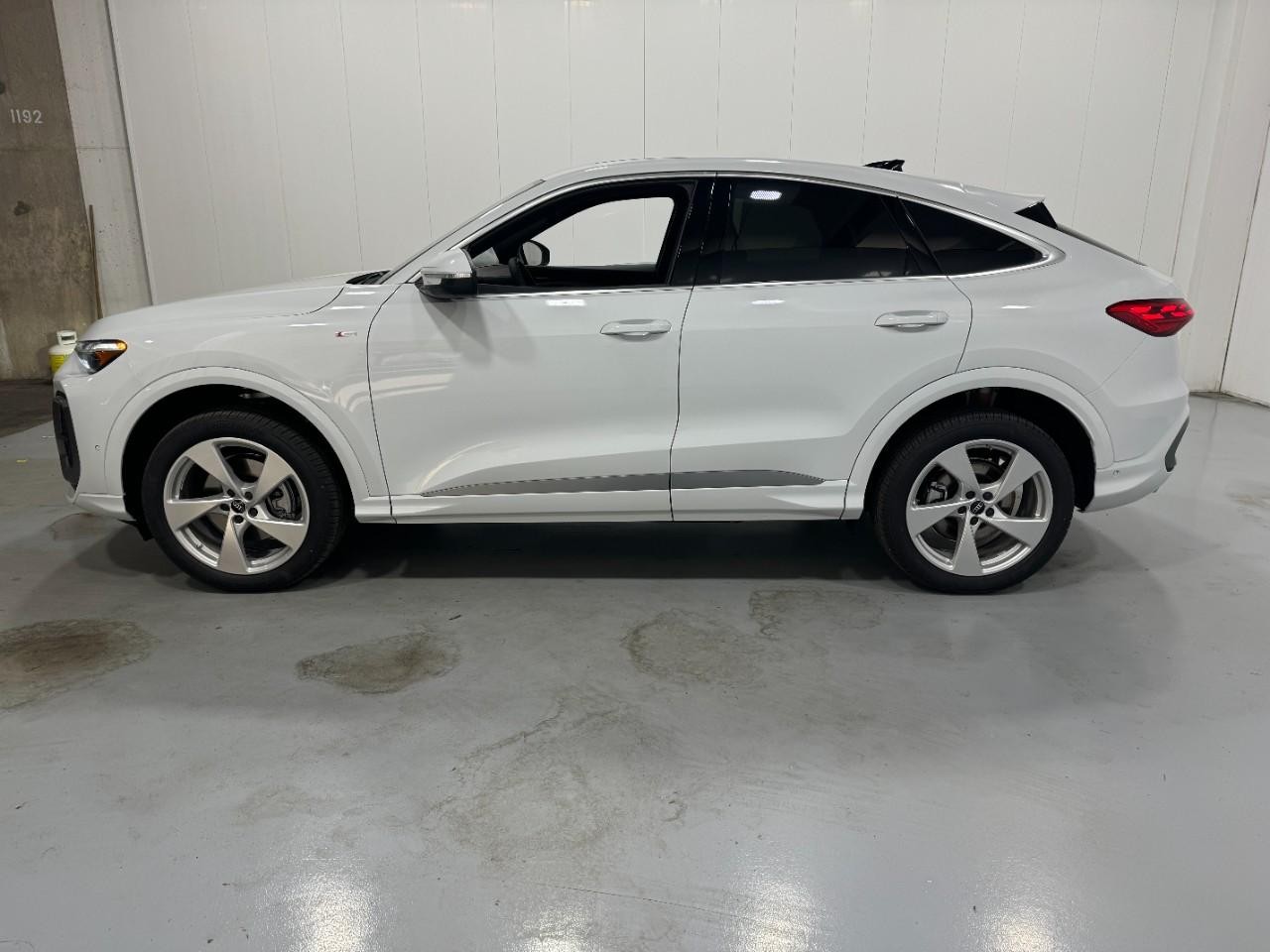 Audi Q5 Sportback Vehicle Full-screen Gallery Image 2