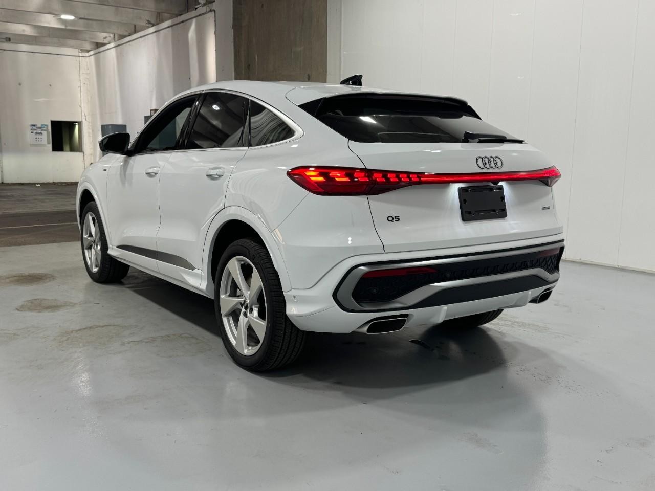 Audi Q5 Sportback Vehicle Full-screen Gallery Image 3