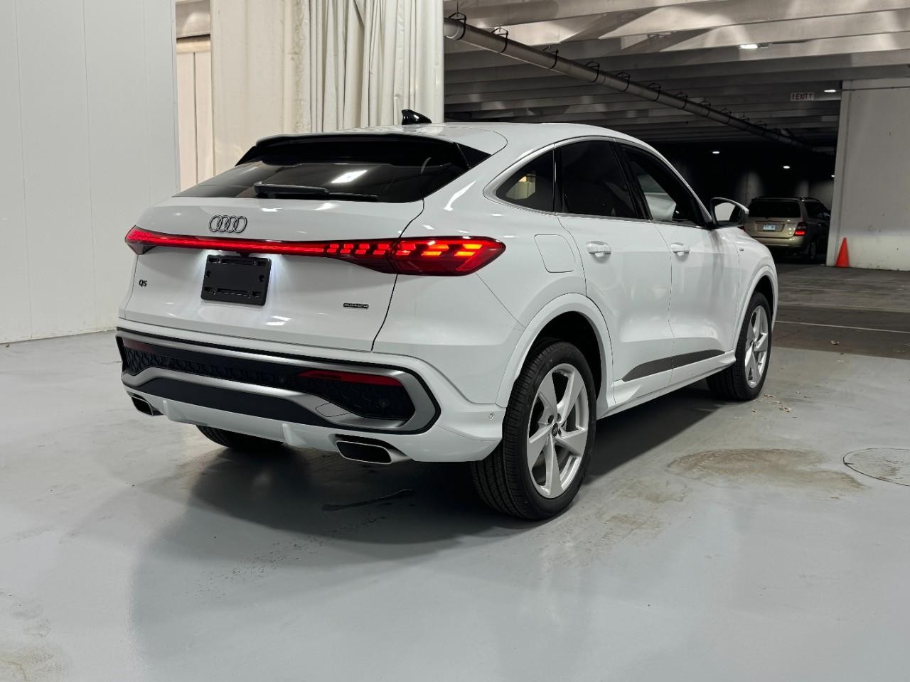 Audi Q5 Sportback Vehicle Full-screen Gallery Image 4