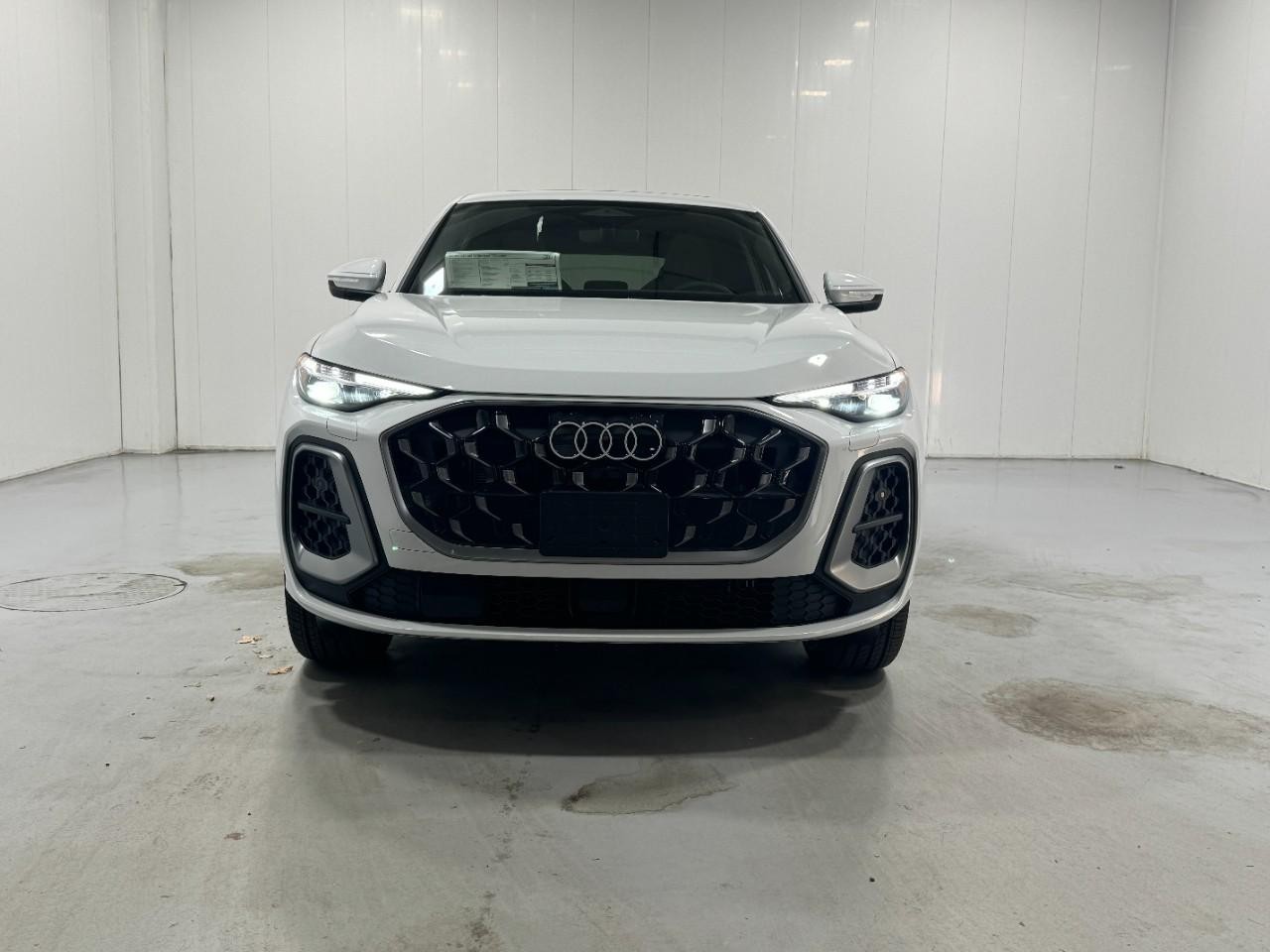 Audi Q5 Sportback Vehicle Full-screen Gallery Image 7