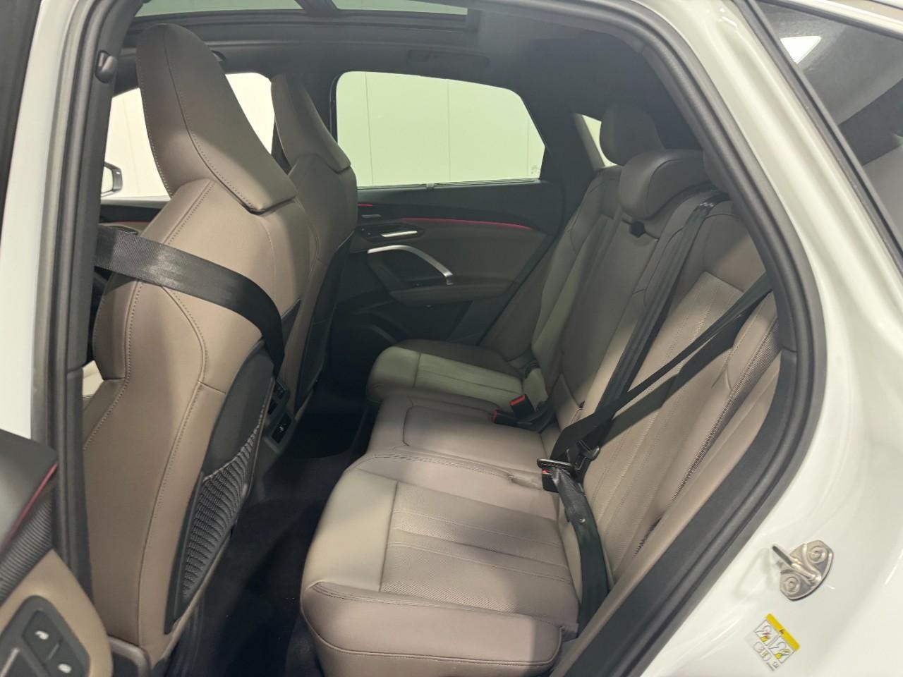 Audi Q5 Sportback Vehicle Full-screen Gallery Image 8