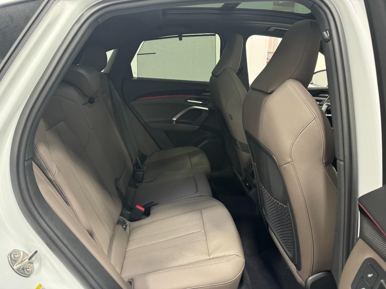 Audi Q5 Sportback Vehicle Full-screen Gallery Image 10