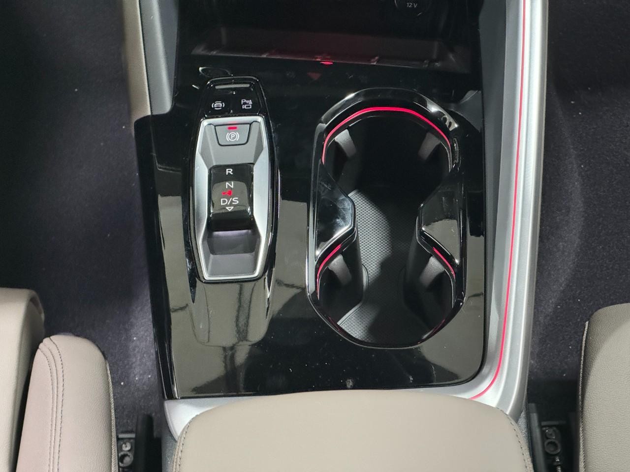 Audi Q5 Sportback Vehicle Full-screen Gallery Image 16