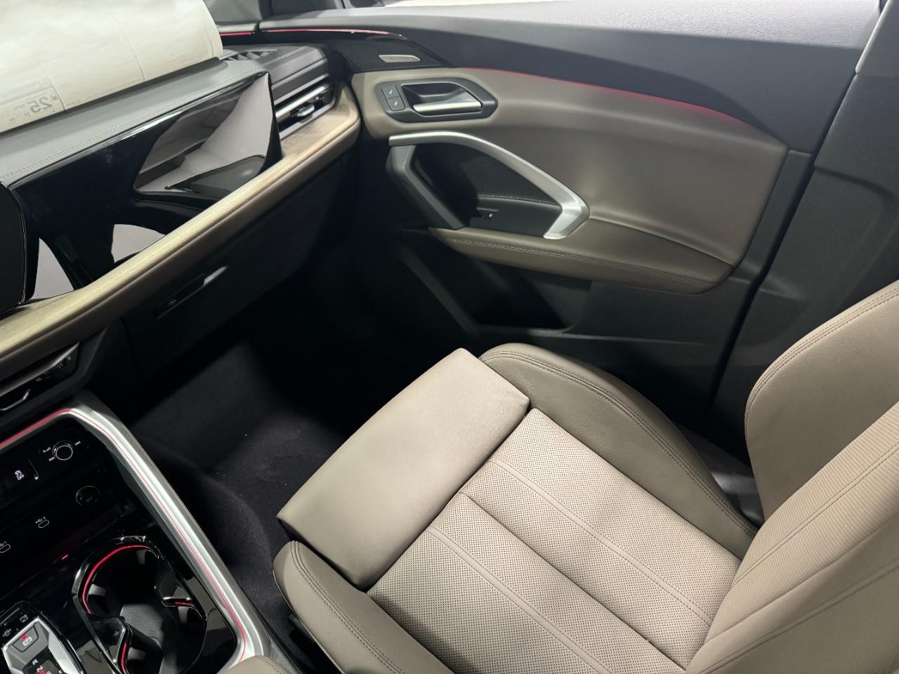 Audi Q5 Sportback Vehicle Full-screen Gallery Image 17