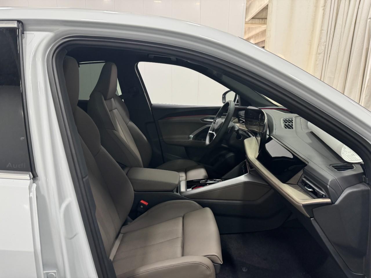 Audi Q5 Sportback Vehicle Full-screen Gallery Image 18