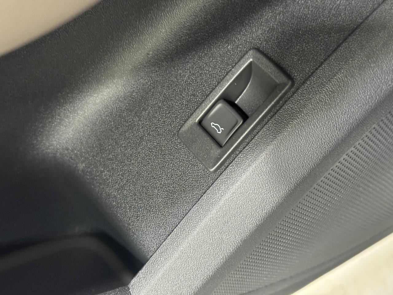 Audi Q5 Sportback Vehicle Full-screen Gallery Image 25