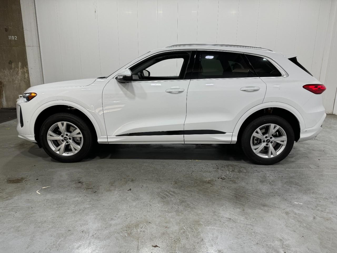 Audi Q5 Vehicle Full-screen Gallery Image 2