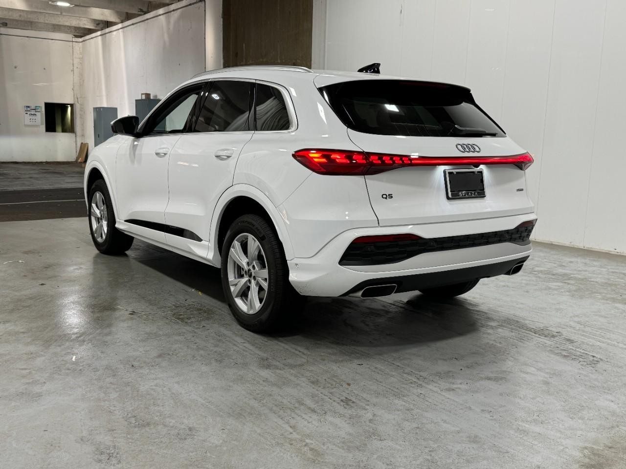 Audi Q5 Vehicle Full-screen Gallery Image 3