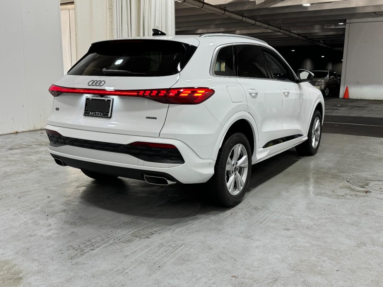 Audi Q5 Vehicle Full-screen Gallery Image 4