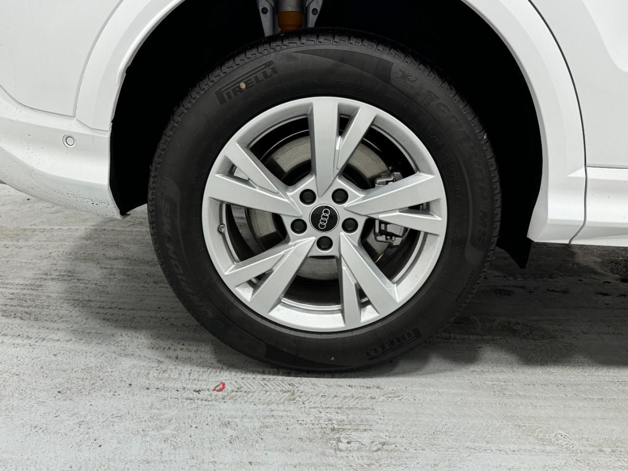 Audi Q5 Vehicle Full-screen Gallery Image 5