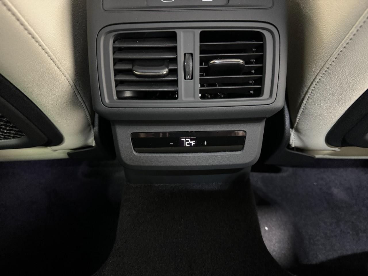 Audi Q5 Vehicle Full-screen Gallery Image 9